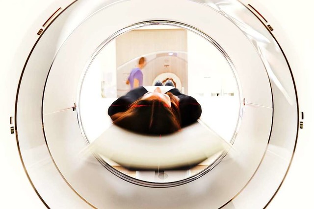 Eine Patientin in einem Kernspintomographen  | Foto: VILevi  (stock.adobe.com)
