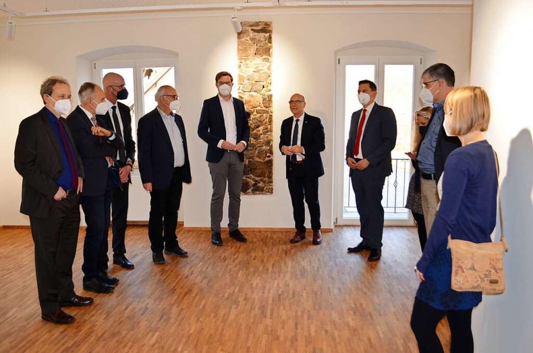 Brgermeister Roland Tibi (4.v.r.) fh...ordneten durch das neue Brgerzentrum.  | Foto: Nikolaus Bayer