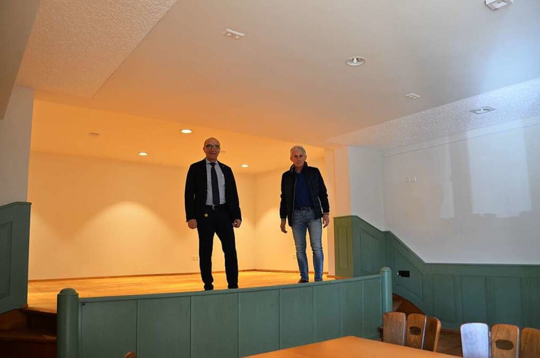 Die renovierte Bühne im Erdgeschoss mi...ster Roland Tibi und Karl-Heinz Schill  | Foto: Nikolaus Bayer