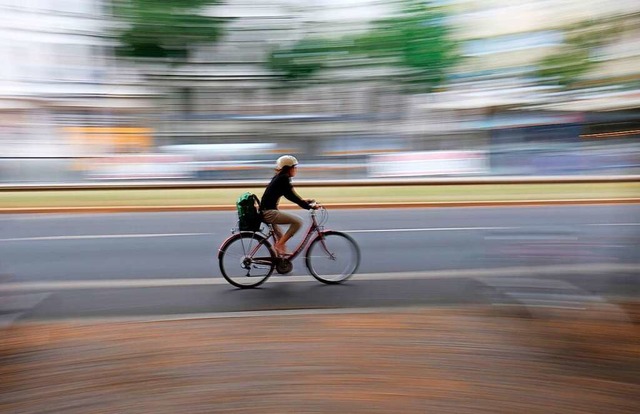 Das Fahrrad ist das ideale Fortbewegun...uf dem Weg zu Schule, Arbeit, Einkauf.  | Foto: Sebastian Willnow (dpa)