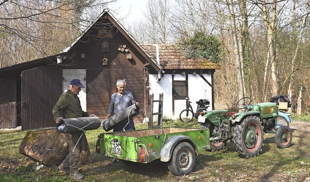 Gerhard Rutkowski und Wolfgang Zoller ..., Nistksten, Pfhlen und Gertschaft.  | Foto: Roland Vitt