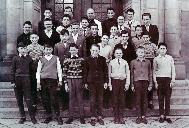 Ein historisches Foto zeigt die gesamt... die 1962 ihren Schulabschluss machte.  | Foto: Privat