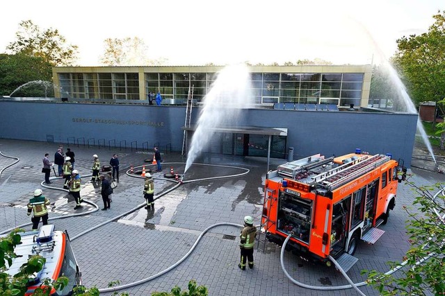 Im Sommer 2019 beregnete die Feuerwehr...chter die lecke Stelle finden konnten.  | Foto: Thomas Kunz