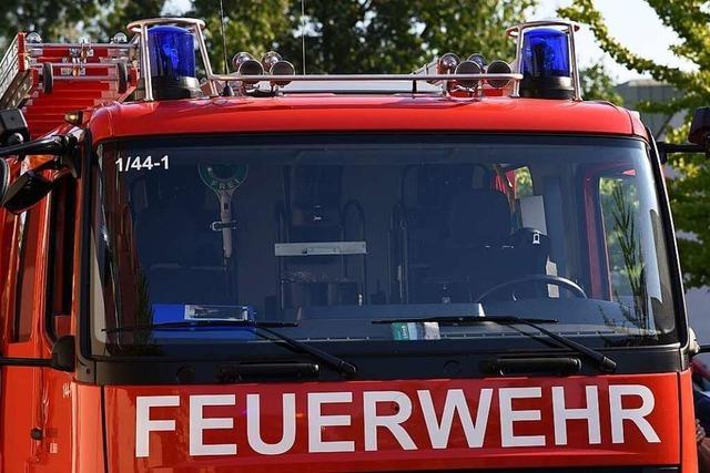 Feuerwehr Lörrach löscht Kellerbrand in Mehrfamilienhaus