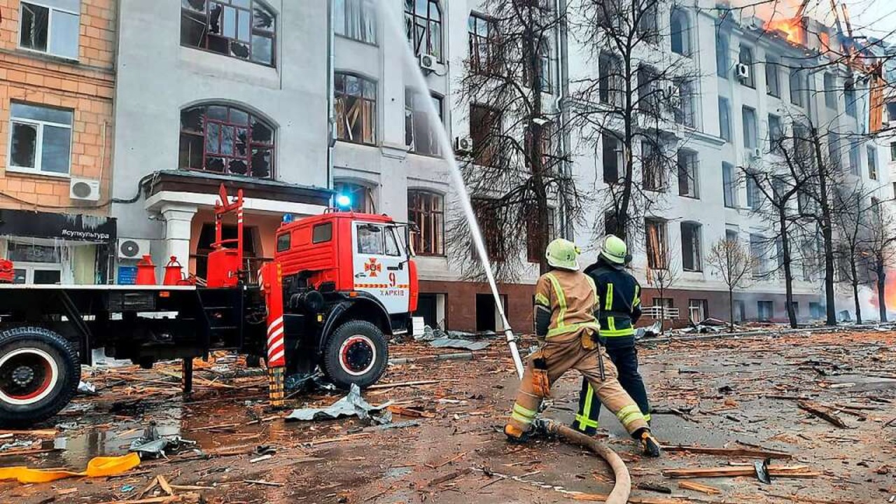 Anfang März zerstörten russische Raket...ketenbeschuss ist mittlerweile Alltag.  | Foto: Emergency Service Of Ukraine (dpa)