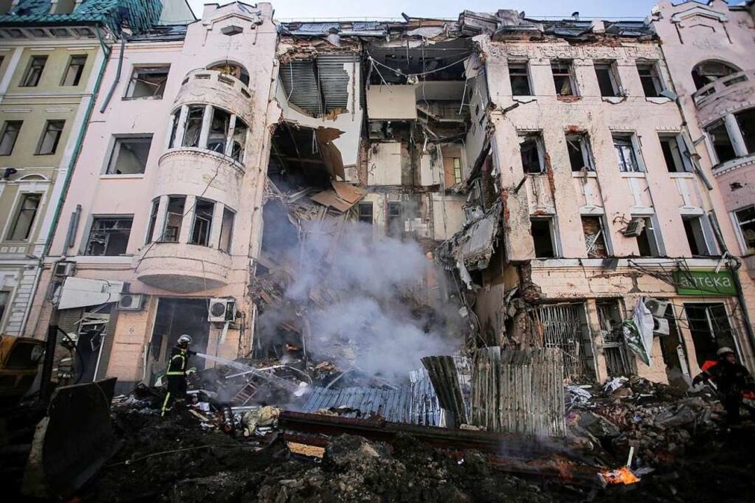 14. Mrz:  Feuerwehrleute lschen ein ... nach einem russischen Raketenangriff.  | Foto: Pavel Dorogoy (dpa)