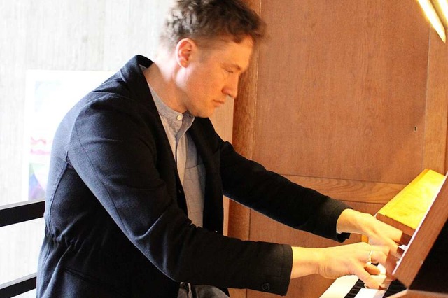 Chorleiter und Organist Ruben Viertel an der Orgel in der Johanneskirche  | Foto: Nina Herrmann