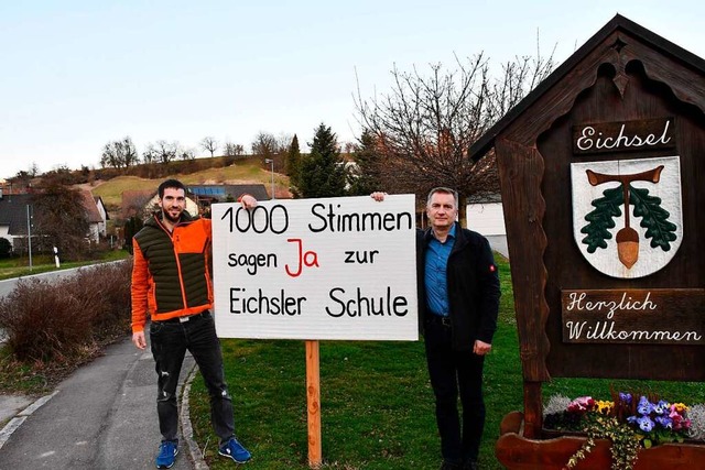 Auch am Ortseingang von Eichsel stehen...Brunner (links) und Stefan Eckert ein.  | Foto: Heinz und Monika Vollmar