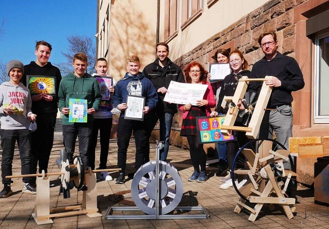 Geld fr sechs Klassenkassen: Pirmin W...Rechts auen Konrektor  Malte Haecker.  | Foto: Eva Korinth