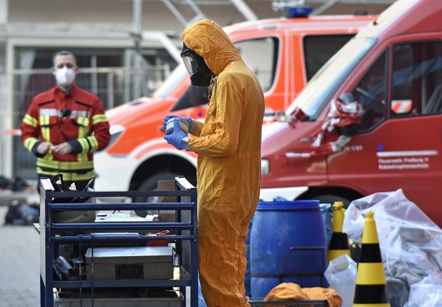 Ein Mitarbeiter in Strahlenschutzkleidung am Mittwoch an der Feuerwache  | Foto: Michael Bamberger