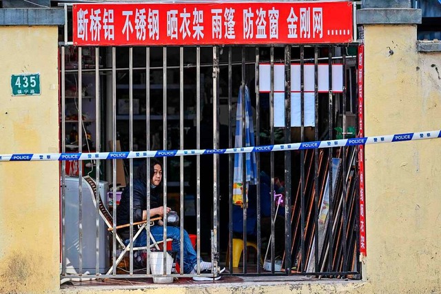 Ein geschlossener Laden am Mittwoch in Schanghai  | Foto: HECTOR RETAMAL (AFP)
