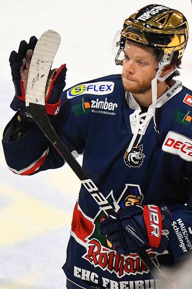 Raus mit Applaus: Tyson McLellan war erfolgreichster Scorer des EHC.  | Foto: Achim Keller