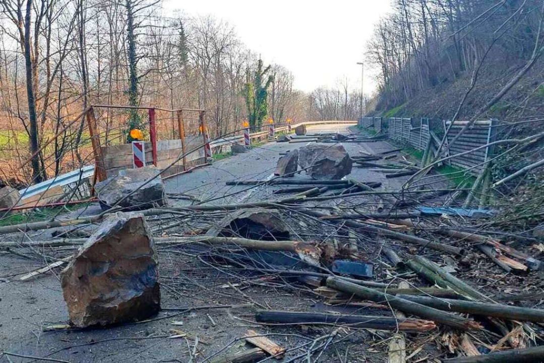 Rund ein Dutzend Steine lieen die Arb...zwei Tagen auf die Landstrae krachen.  | Foto: Gemeinde Gutach