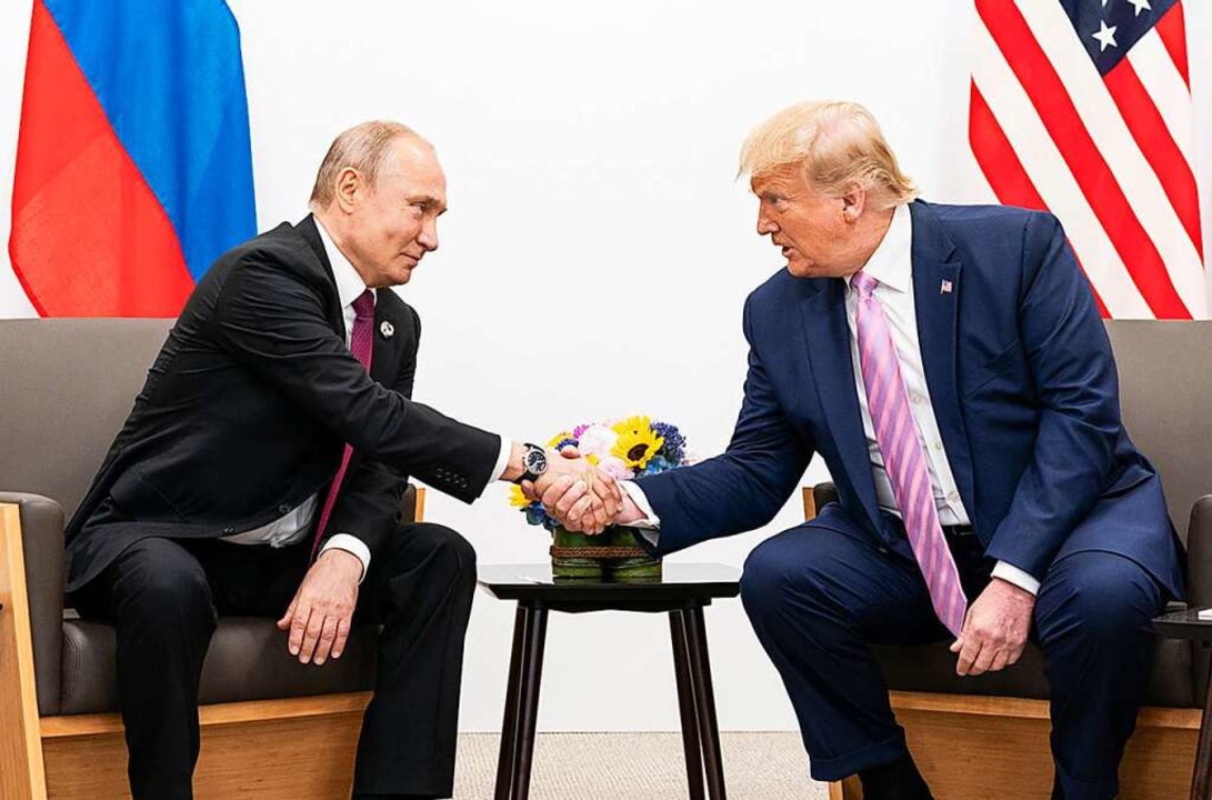 Wladimir Putin 2019 mit dem damaligen US-Präsidenten Donald Trump  | Foto: - (dpa)