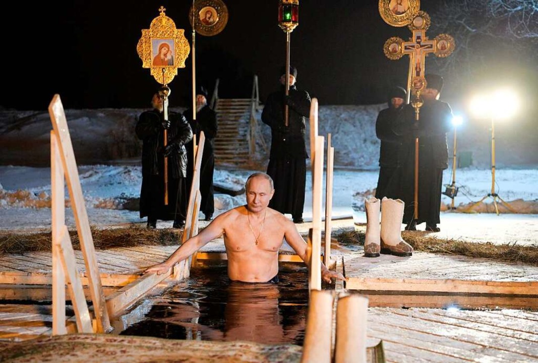 Der russische Prsident Wladimir Putin...he des Nilow-Klosters in ein Eisloch.  | Foto: Alexei Druzhinin
