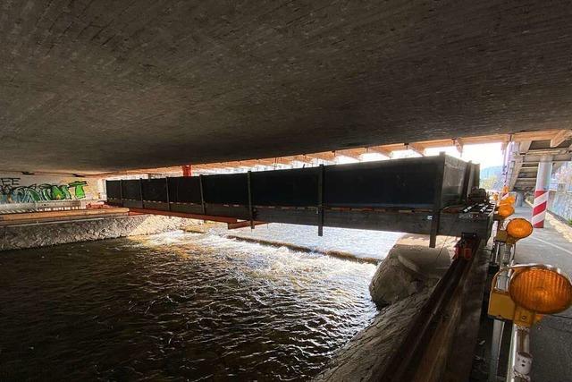 Unbekannte lösen Schrauben am Gerüst für die Sanierung der Freiburger Ochsenbrücke