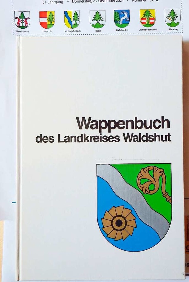 Das Wappenbuch des Landkreises bietet ...antes auch zu den Hotzenwaldgemeinden.  | Foto: Wolfgang Adam