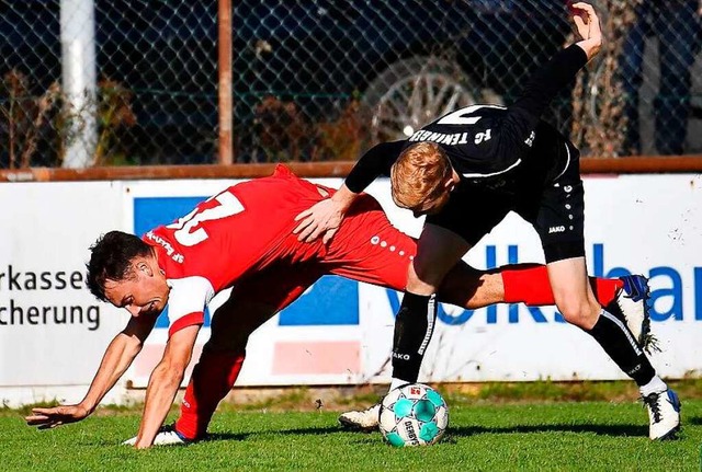 Leicht ins Straucheln geraten zum Frh...inks) und Niklas  Bub vom FC Teningen.  | Foto: Achim Keller