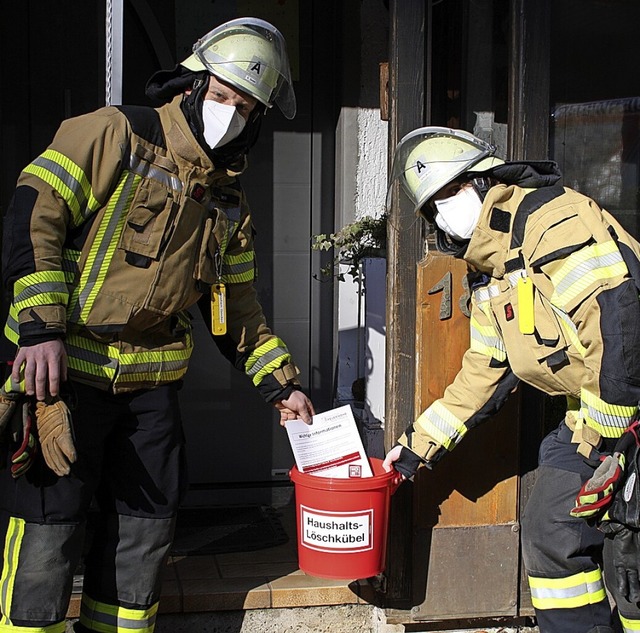 Die Todtmooser Feuerwehr verteilte 125...n Einsatzkrften aufmerksam zu machen.  | Foto: Andreas Bhm