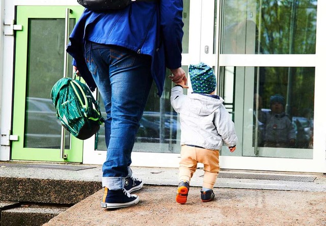 Kinder brauchen Begleitung bei ihren ersten Schritten in der Tagessttte.  | Foto: Annette Riedl (dpa)