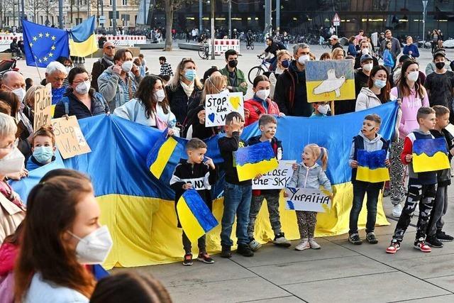 150 Menschen in Freiburg folgen dem Demo-Aufruf des ukrainischen Präsidenten Wolodymyr Selenskyj