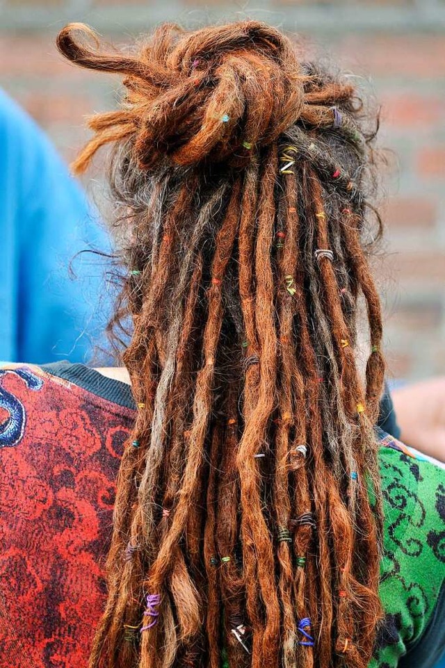 Stein des Anstoes: die Dreadlocks. Di...e und daher nur Schwarzen vorbehalten.  | Foto: imago stock&people