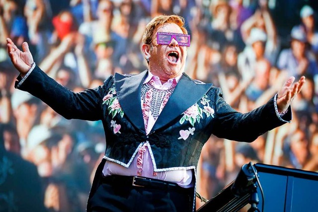2019 zeigt sich Elton John noch immer als Paradiesvogel.  | Foto: Valentin Flauraud (dpa)