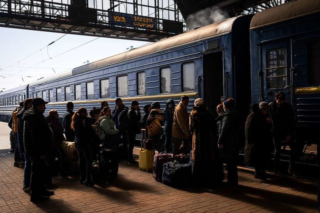 Einen beschwerlichen und gefahrenvolle...chtlingen aus der Ukraine hinter sich.  | Foto: Bernat Armangue (dpa)