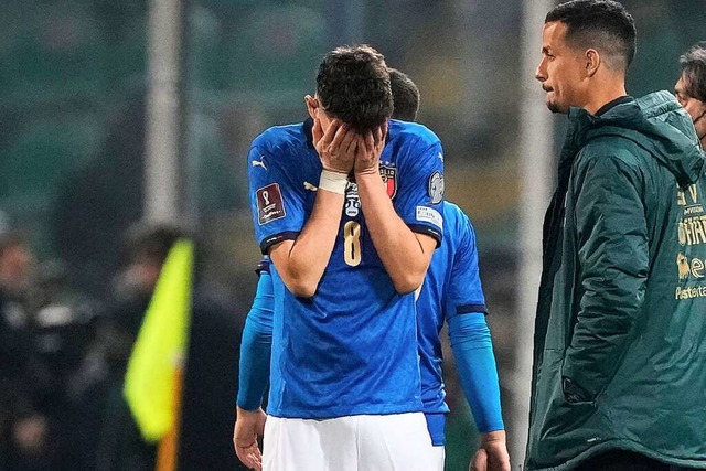 Italiens Jorginho weint nach dem Ausscheiden seiner Mannschaft.  | Foto: Antonio Calanni (dpa)