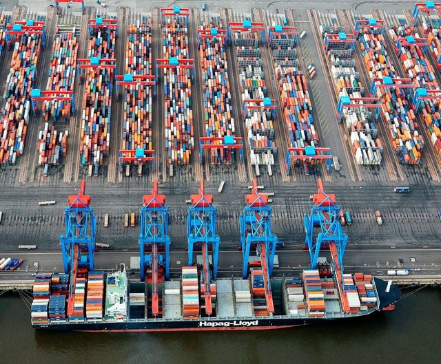 Der Hamburger Hafen ist ein Profiteur ... zu einem hheren Gterumschlag fhrt.  | Foto: dpa