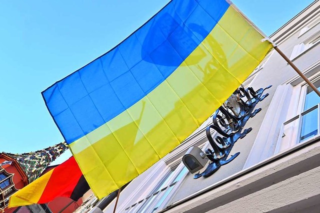 An viele Rathusern, wie hier in Freiburg, weht die ukrainische Flagge.  | Foto: Michael Bamberger