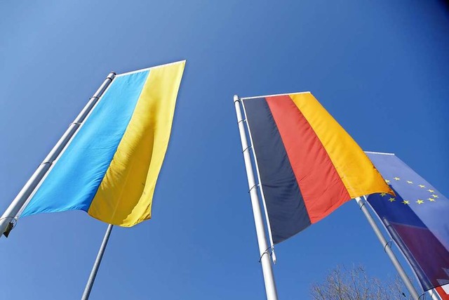 Symbolische Untersttzung fr die Ukra... der deutschen die ukrainische Flagge.  | Foto: Christoph Giese