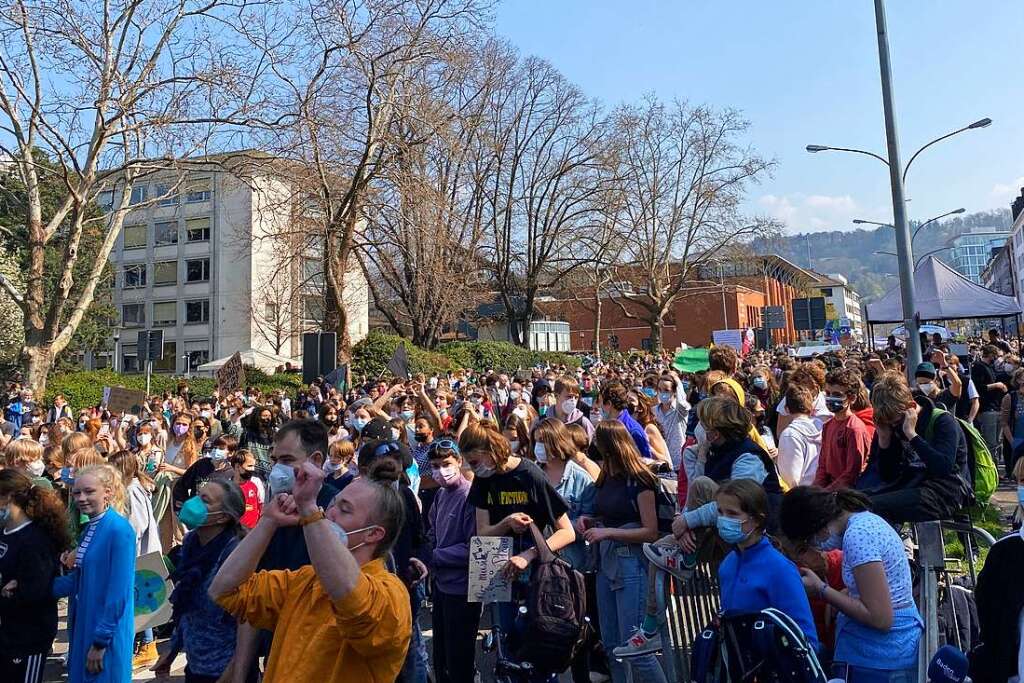 Tausende Menschen Demonstrieren In Freiburg Für Frieden Und Klimaschutz ...