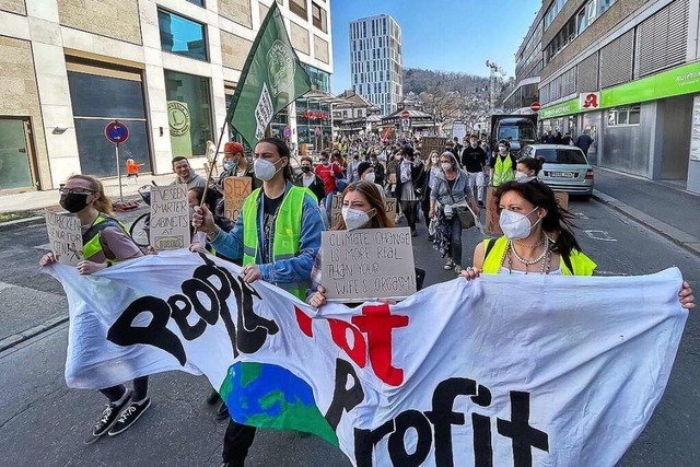 &#8222;Kauft Pullis statt Putin&#8220;...die Demonstrierenden beim Klimastreik.  | Foto: Barbara Ruda