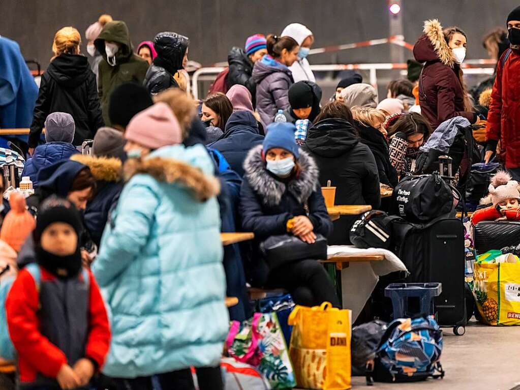 Berlin: Menschen warten in der Anlaufstelle fr Flchtlinge aus der Ukraine auf dem Hauptbahnhof.