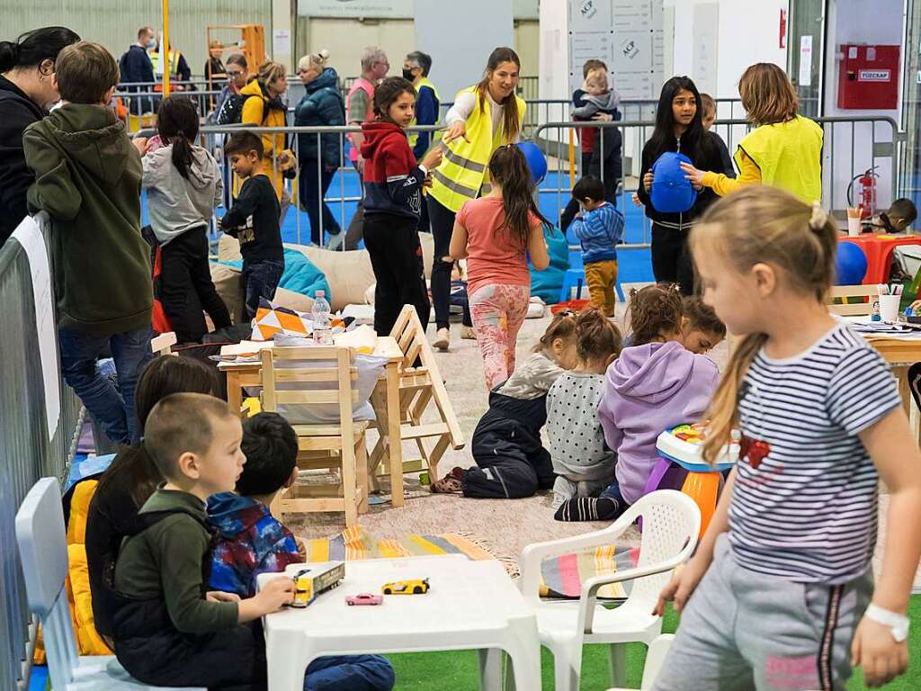 Ungarn, Budapest: Freiwillige Helfer kmmern sich um geflchtete Kinder aus der Ukraine, die in einer neuen Flchtlingsunterkunft im Budapester Olympiazentrum spielen.