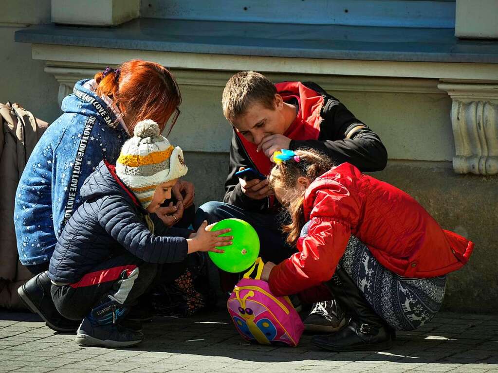 Polen, Przemysl: Eine ukrainische Familie, die vor dem Krieg aus der Ukraine geflohen ist, wartet am Bahnhof in Przemysl.