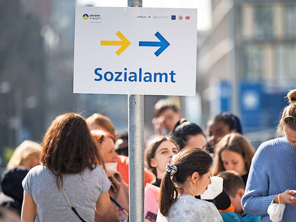 Stuttgart: Flchtlinge, darunter der grte Teil aus der Ukraine,  stehen vor einer Auenstelle des Sachgebiets Flchtlinge der Auslnderbehrden und der Abteilung Flchtlinge des Sozialamts in der Innenstadt in einer Schlange.