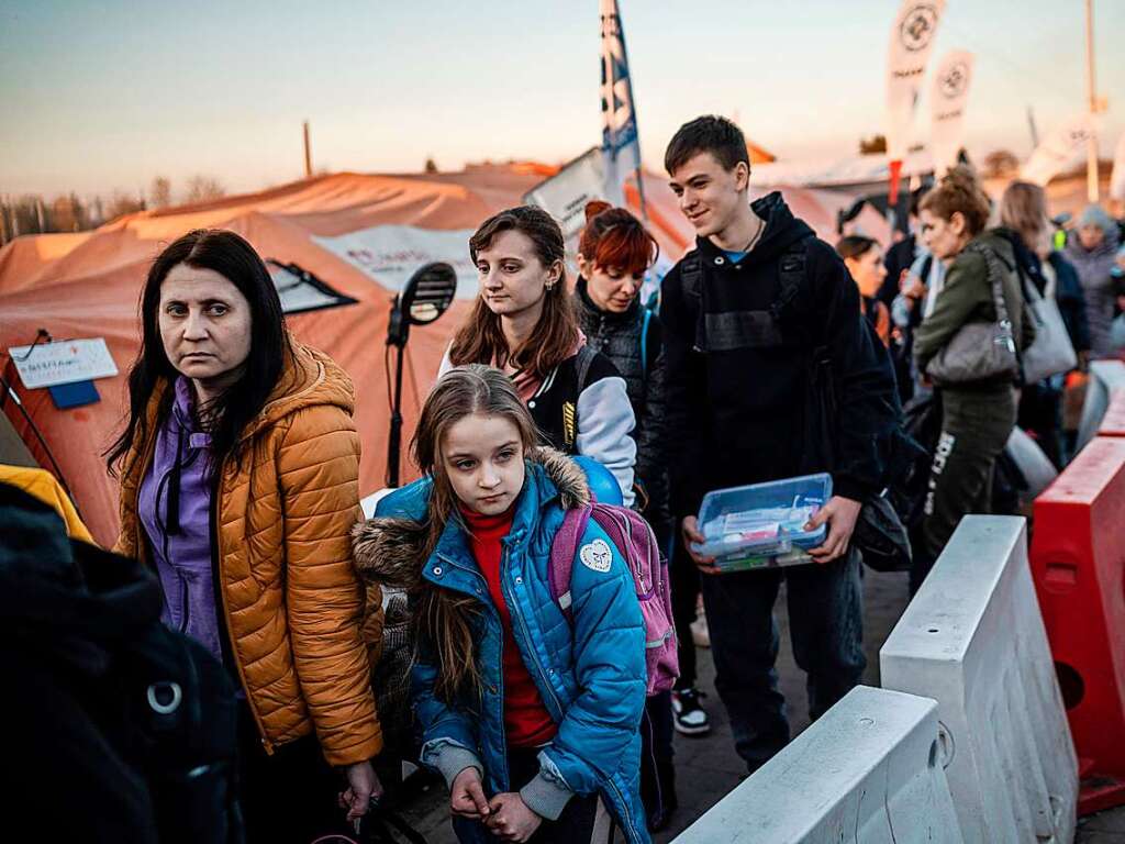 Polen, Medyka: Geflchtete aus der Ukraine warten auf die Weiterreise, nachdem sie die polnisch-ukrainische Grenze berquert haben.