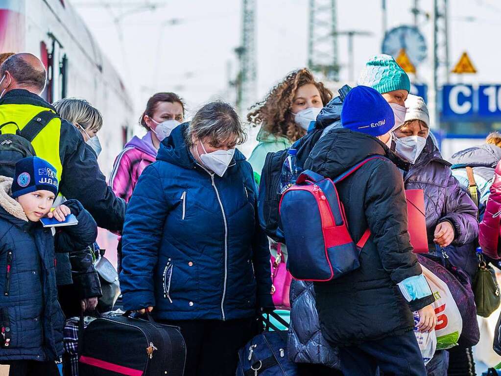 Cottbus: Flchtlinge steigen aus dem zweiten Sonderzug, der heute in Cottbus ankommt und werden von Helfern im Empfang genommen.