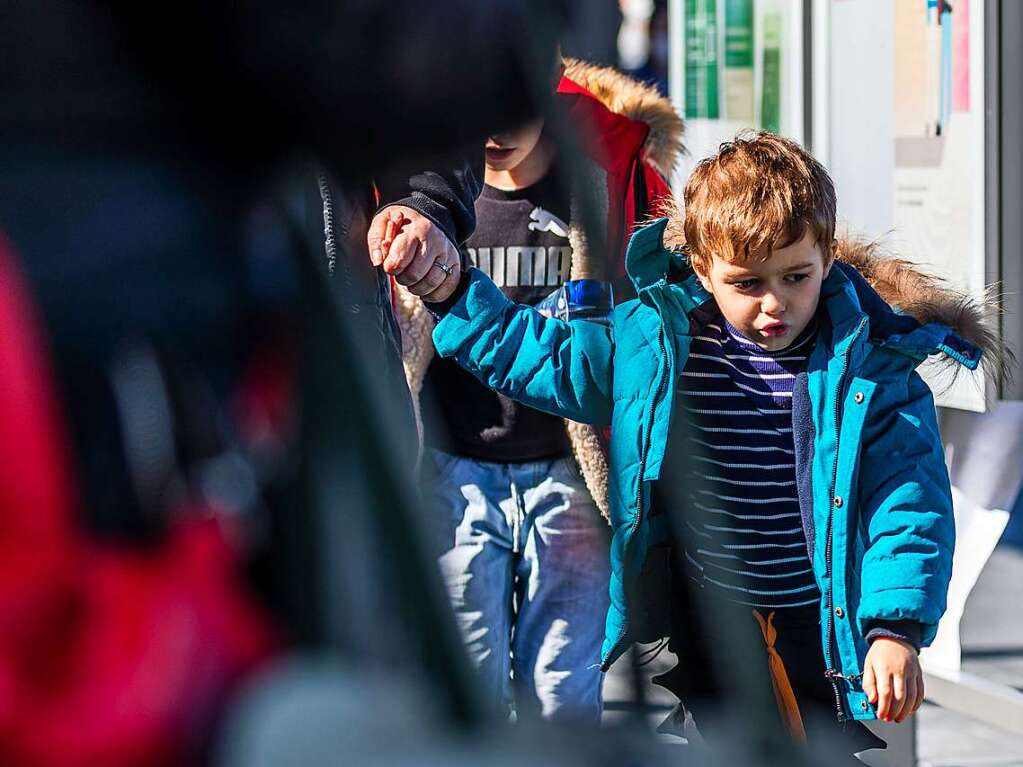 Cottbus: Ein Junge hlt sich an einer Hand fest, nachdem er aus dem zweiten heute in Cottbus angekommenen Sonderzug gestiegen ist.