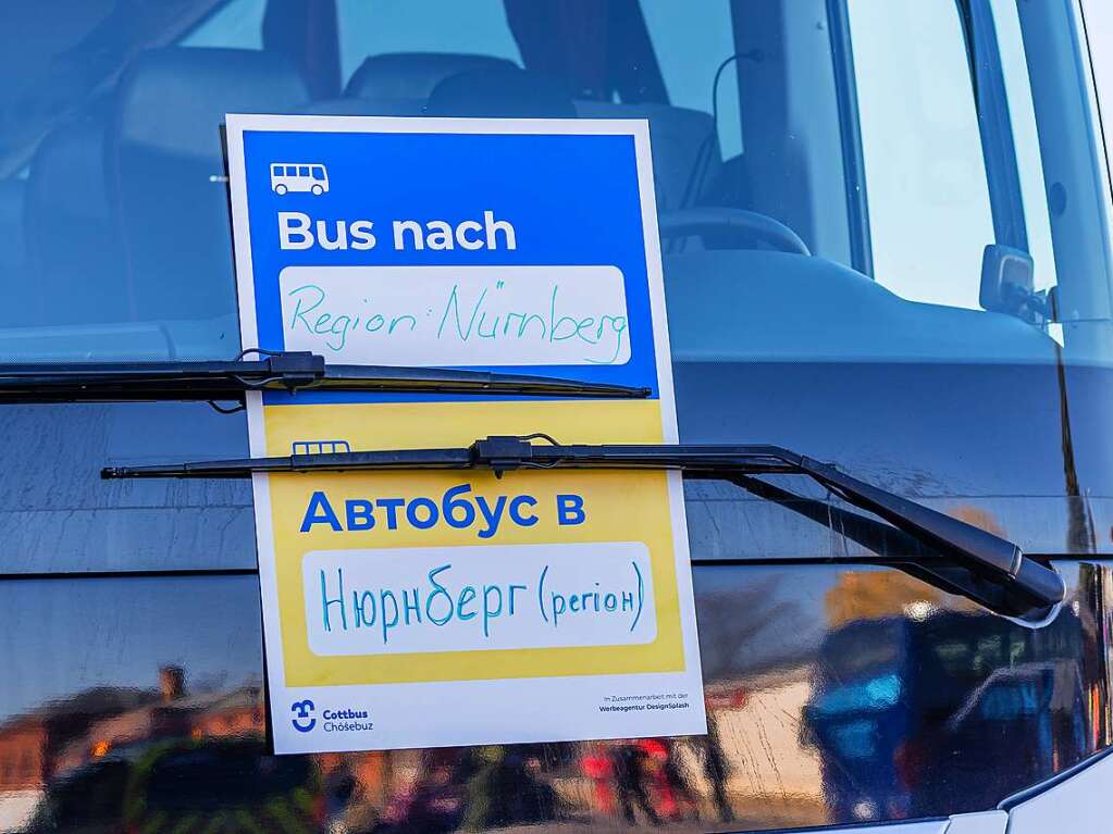 Cottbus: "Bus nach Region Nrnberg" hngt mehrsprachig an der Windschutzscheibe eines Busses. Neben Hannover und Berlin soll Cottbus das dritte Drehkreuz fr die Verteilung der Flchtlinge aus der Ukraine werden.