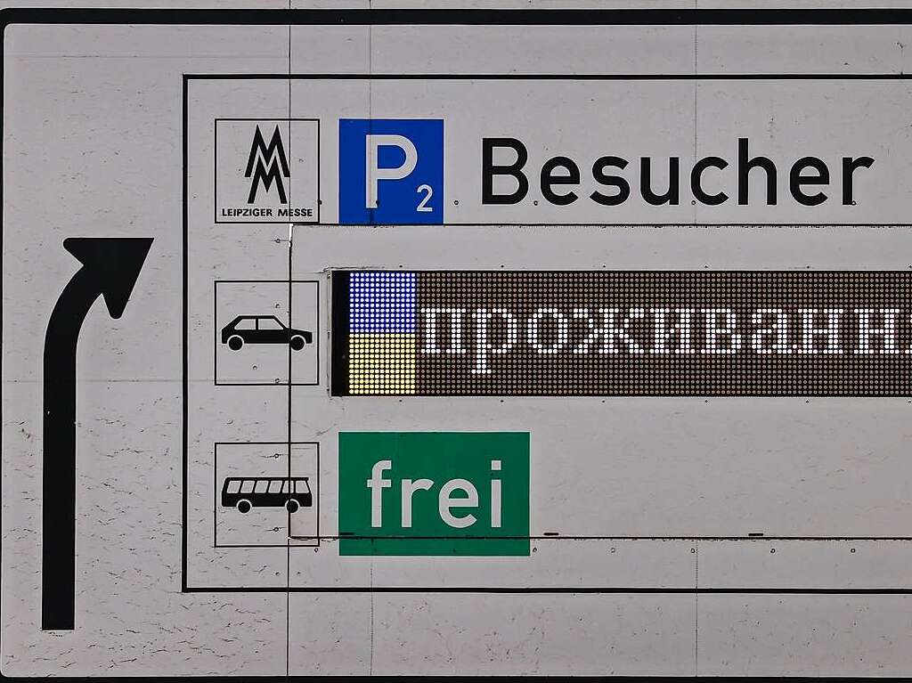 Leipzig: Eine Anzeige mit dem Wort "Unterkunft" in ukrainischer Sprache weist den Weg zu einer Erstaufnahmeeinrichtung auf der Leipziger Messe fr ankommende Flchtlinge aus der Ukraine.