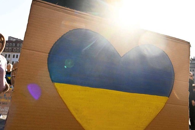 Ein Herz fr die Ukraine zeigen &#8211...April auf dem Umsonst-Flohmarkt der BZ  | Foto: Robert Michael (dpa)