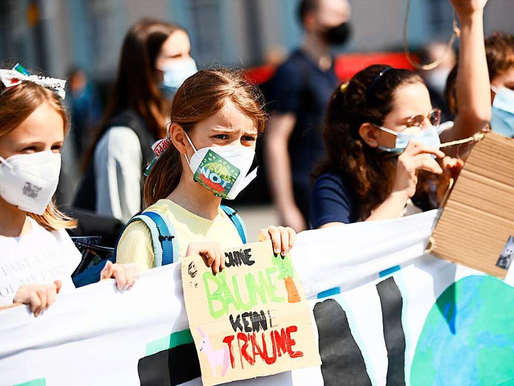 Am Freitag sind mehrere Tausend Menschen bei einer Kundgebung von Fridays for Future durch Freiburgs Innenstadt gezogen.