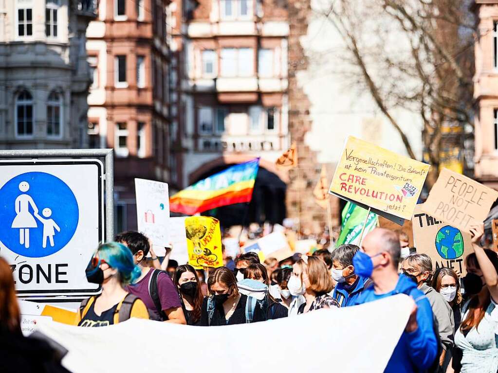 Am Freitag sind mehrere Tausend Menschen bei einer Kundgebung von Fridays for Future durch Freiburgs Innenstadt gezogen.