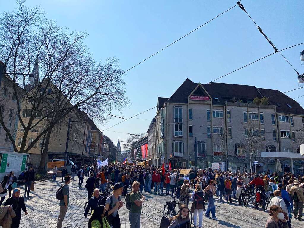 Am Freitag sind mehrere Tausend Menschen bei einer Kundgebung von Fridays for Future durch Freiburgs Innenstadt gezogen.