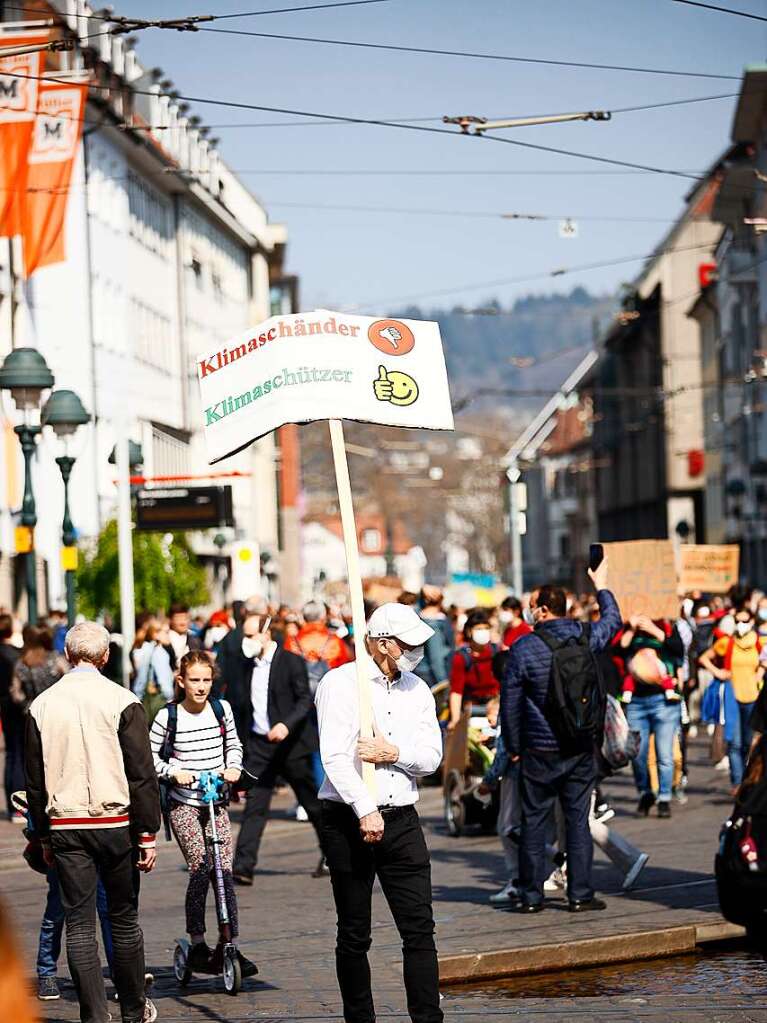 Am Freitag sind mehrere Tausend Menschen bei einer Kundgebung von Fridays for Future durch Freiburgs Innenstadt gezogen.