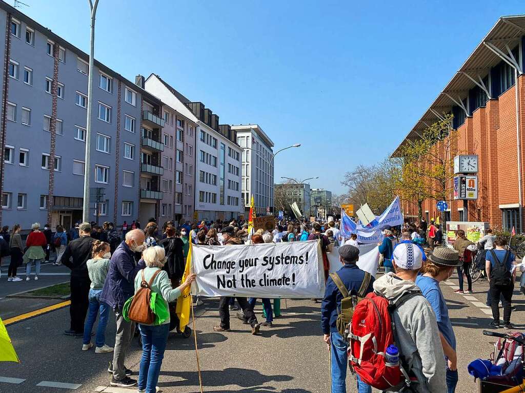 Am Freitag sind mehrere Tausend Menschen bei einer Kundgebung von Fridays for Future durch Freiburgs Innenstadt gezogen.