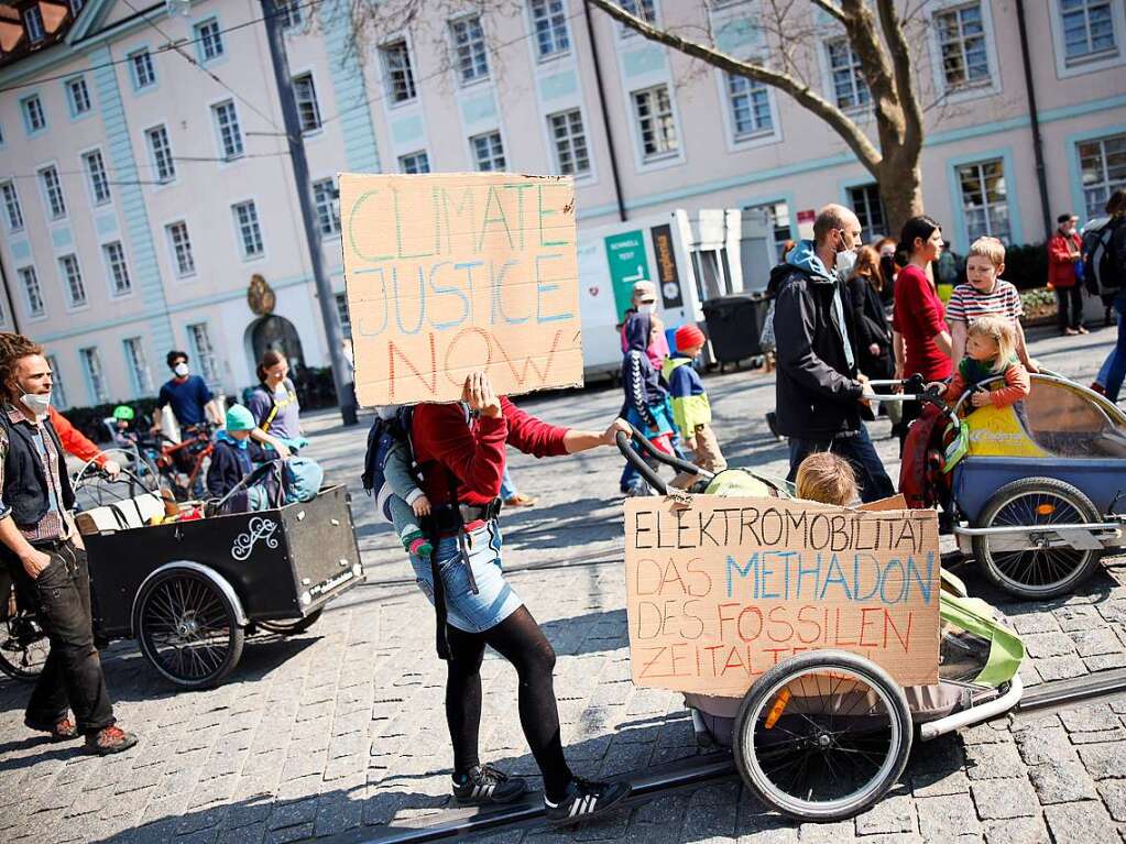 Am Freitag sind mehrere Tausend Menschen bei einer Kundgebung von Fridays for Future durch Freiburgs Innenstadt gezogen.